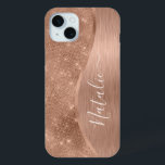 金属バラ金ゴールドグリッター パーソナライズされた iPhone 15 MINIケース<br><div class="desc">簡単にパーソナライズこのバラ金ゴールドブラシ付きメタルとグラマフェイクラスなグリッターの電話ケースを自分の名前をカスタムするでパターン（の模様が）ある。</div>