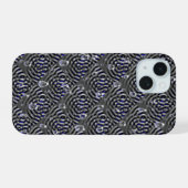 金属上の雨滴 iPhone 15ケース (裏面横)