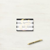 金属及びストライプなアンパーサンドのポスト・イット ポストイット (デスク上)