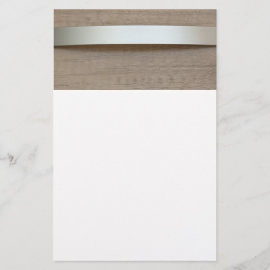 金属製の湾曲したプレートで、その背後に木面 チラシ (正面)