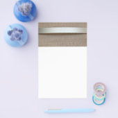 金属製の湾曲したプレートで、その背後に木面 チラシ (シングル)