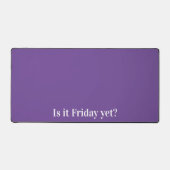 金曜日になったのか？ 面白い仕事のユーモア デスクマット (正面)