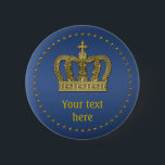 金王室のな王冠II   あなたのbackgr。 及びアイディア 缶バッジ<br><div class="desc">エッダFroehlichによる贅沢なグラフィック・デザインはあなたのパーティーかイベントのためにあなたの文字の詳細、フォントスタイル、フォント・サイズ及び色を加えることによって|この美しい金王冠容易にカスタマイズ。 それはすべての自信がある人々及びヴィンテージファンのためです。 他のデザイン及びプロダクトのための|は私を連絡するために自由に感じます: contact@eddart.deはまたはここに見ます: www.zazzle.com/eddartshop*</div>
