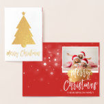 金箔メリークリスマスツリーのフォトカード 箔カード<br><div class="desc">金箔クリスマスツリー赤い手の文字スクリプト雪の結晶フォトカード。このクリスマスカードの写真と文字は、あなたの写真と名カスタマイズ前と共に更新および更新することができる。このカードはゴールドフォイルクリスマスカードの内側にあなたの名前を表示する。</div>