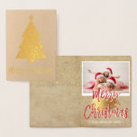 金箔メリークリスマスツリーのフォトカード 箔カード<br><div class="desc">金箔クリスマスツリー赤い手の文字のスクリプトクラフト紙フォトカード。このクリスマスカードの写真と文字は、あなたの写真と名カスタマイズ前と共に更新および更新することができる。このカードはゴールドフォイルクリスマスカードの内側にあなたの名前を表示する。</div>