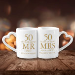 金結婚金五十周年令右 ペアカップ<br><div class="desc">金結婚の五十周年記念のミセス・ライト・マグズ。50カスタマイズ年の特別な記念に祝おもしろいとギフトをユニーク作成するための名前と日付。Pure Piglet©の設計(www.zazzle.com/purepiglet*)。</div>