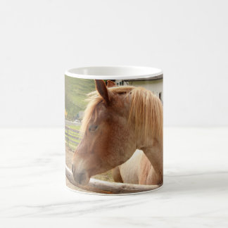 金色のたてがみを持つ馬 - 写真入りマグカップ コーヒーマグカップ