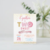 金色のグリッターが輝く2つのスイートドーナツ 女の子の2歳の誕生日 ポストカード (スタンド正面)