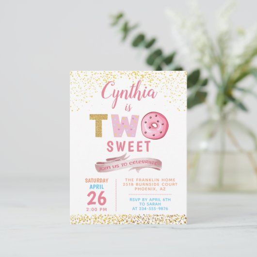 金色のグリッターが2つの甘いドーナツ 女の子の2歳の誕生日 ポストカード (スタンド正面)