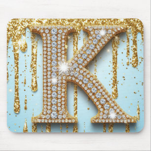 金色のグリッターの背景に輝くダイヤモンドの文字K マウスパッド