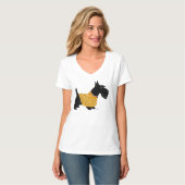 金色のセーターを着たスコティッシュ・テリア Tシャツ (正面フル)