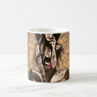金色のタトゥーのある女性 コーヒーマグカップ