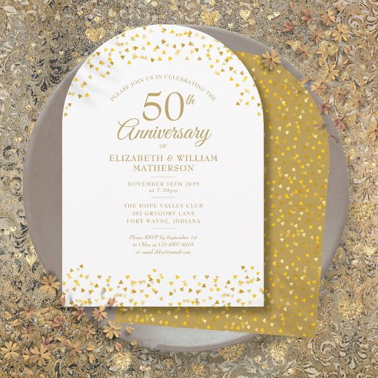 金色のハートのアーチの50回目の結婚記念日デザイン 招待状