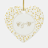 金色のハートのコンフェティの50回目の結婚記念日モノグラム セラミックオーナメント (裏面)