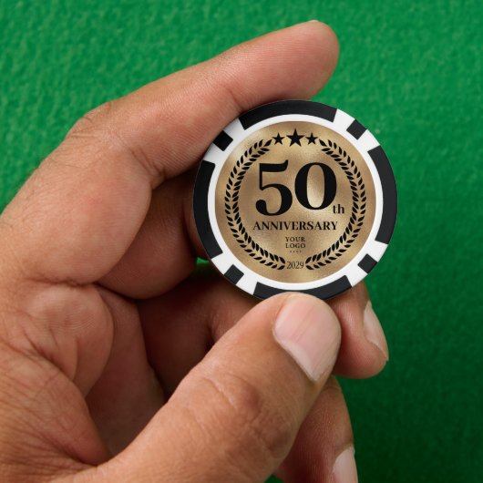 金色のビジネス50周年記念 ポーカーチップ (手)