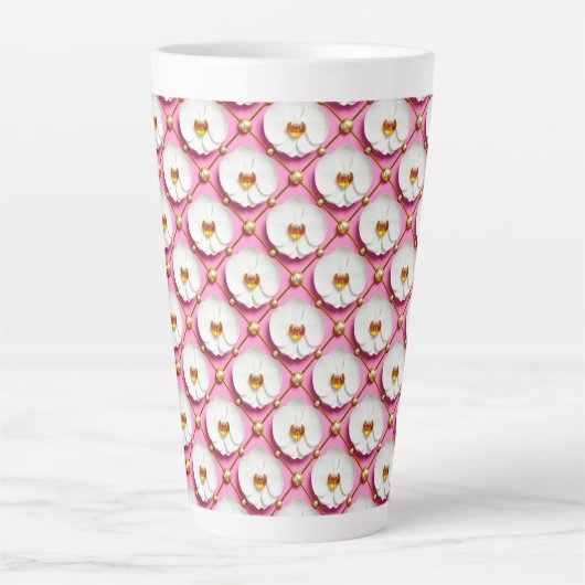 金色のピンク背景の白い蘭の花 カフェラテマグ (正面)