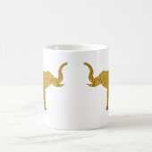 金色のラッパを吹く象 コーヒーマグカップ (中央)