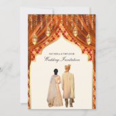 金色のランタンが錆びたオレンジ色に輝く、インドの美しい夫婦のウェディングフォト 招待状 (正面)