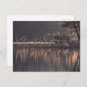 金色の光のはがきに湖のそばのベンチ ポストカード (正面/裏面)