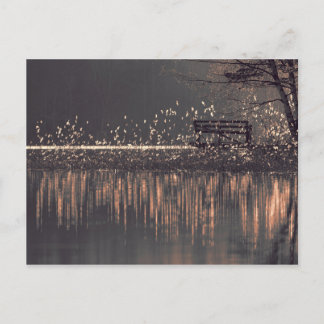金色の光のはがきに湖のそばのベンチ ポストカード
