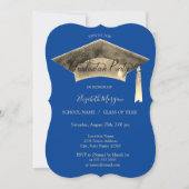 金色の卒業帽のタッセルが青い卒業背景に映える 招待状 (正面)