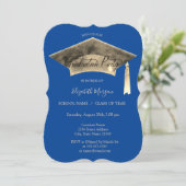 金色の卒業帽のタッセルが青い卒業背景に映える 招待状 (スタンド正面)