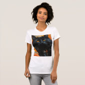 金色の瞳の真夜中の猫 Tシャツ (正面フル)