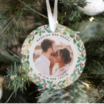 金色の緑の白結婚したとメリー2枚の写真 オーナメント<br><div class="desc">金ゴールドやクリスマスグリーン、白い背景に赤いホリー葉リの実を使った緑豊かなフェスティバルリースを特徴とする、華やかな新婚の休日の記念オーナメントモダン。あなたの結婚個人的な写真は、「とメリー」の言葉と共に中央に行き、結婚したあなたの名前のための場所さえある。2枚目の写真が背中に映る。新婚の夫婦にとって結婚した完璧な贈り物。</div>