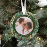 金色の緑の結婚した緑とメリー2枚の写真 オーナメント<br><div class="desc">金ゴールドやクリスマスグリーン葉、緑の森の背景に赤いホリーの果実が生い茂るフェスティバルリースを特徴とする華やかな新婚の休日の記念オーナメントモダン。あなたの結婚個人的な写真は、「とメリー」の言葉と共に中央に行き、結婚したあなたの名前のための場所さえある。2枚目の写真が背中に映る。新婚の夫婦にとって結婚した完璧な贈り物。</div>