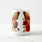金色の蝶と赤いバラと金色の葉 コーヒーマグカップ (中央)