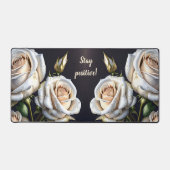 金色の詳細を持つゴージャスな白いバラ デスクマット (正面)