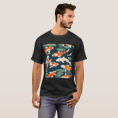 金色の輝きを放つ泳ぐ錦鯉 Tシャツ (正面フル)