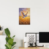 金色の野原を飛ぶフクロウの野生動物の夕焼けアート ポスター (ホームオフィス)