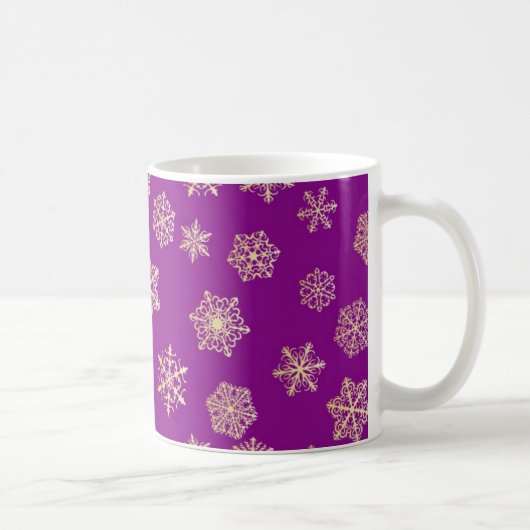 金色の雪の結晶、紫の背景 コーヒーマグカップ (右)