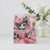 金色の飲み物を使ったピンクのドレスを着た猫 ポストカード (スタンド正面)
