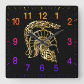 金色の騎士の鎧で虹色の番号を持つヘルメット スクエア壁時計 (正面)