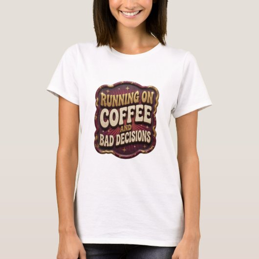 金色の「コーヒーと誤った判断で走る」アイコン Tシャツ (正面)