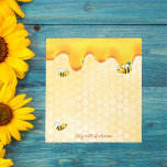 金蜂ハニカムパターンハチミツ滴名 ノートパッド<br><div class="desc">夏の食料品ショッピングリストやホームオフィスにおもしろいとユーモアを追加！黄色の白い背景とミツバチのハニカムパターンと幸せなでこぼこミツバチの笑顔。飾蜂蜜を滴らせて金の手書で書いたスタイルの台本で君の名前を。</div>