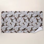 金髪のポインティンググリフォンの手と骨 ビーチタオル (正面)