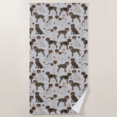 金髪のポインティンググリフォンの手と骨 ビーチタオル (正面)