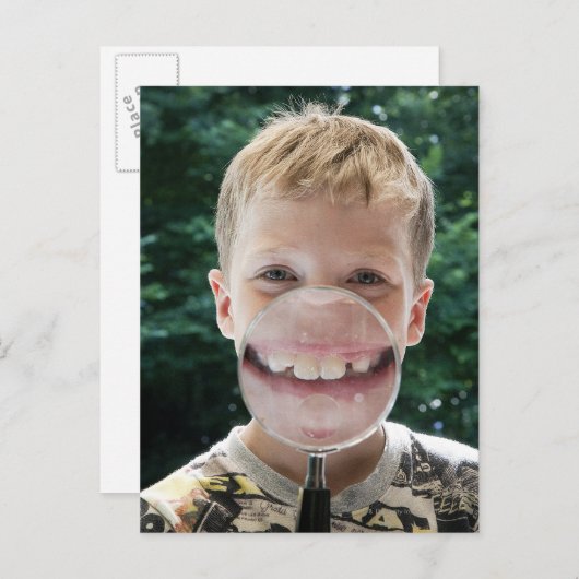 金髪の少年が拡大鏡の後ろで微笑んでいる ポストカード (正面/裏面)