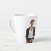 金髪の男性の茶色のジャケット カフェラテマグ (左アングル)
