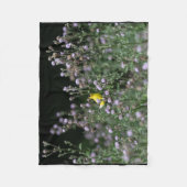 金魚と野生の花 フリースブランケット (正面)