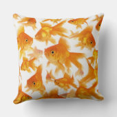金魚の大きいグループを示す背景 クッション (裏面)