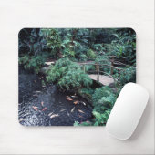 金魚の池を橋で囲む マウスパッド (マウス)