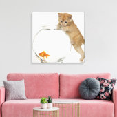 金魚を狙う子猫 キャンバスプリント (インサイチュ (リビング))