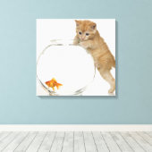 金魚を狙う子猫 キャンバスプリント (インサイチュ (ウッドフロア))