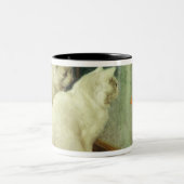 金魚を見ている白い猫 ツートーンマグカップ (中央)