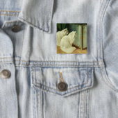 金魚を見ている白い猫 缶バッジ (インサイチュ)