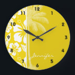 金黄色いハワイの熱帯やし ラージ壁時計<br><div class="desc">このかわいい、熱帯金   黄色いハワイの熱帯ハイビスカスパターンデザインを愛します!  エレガントなヤシの木は夏のビーチのテーマけれどもモダンな感じを加えます。  ガーリーなモノグラムのギフト、熱帯テーマの保存日付の郵便はがきおよび行先の結婚式招待状を含むもっとたくさんの素晴らしくカスタマイズ可能なプロダクトのこのクールなパターンを、見るために私達の店、粋な結婚式を、訪問して下さい!  ありがとう!</div>